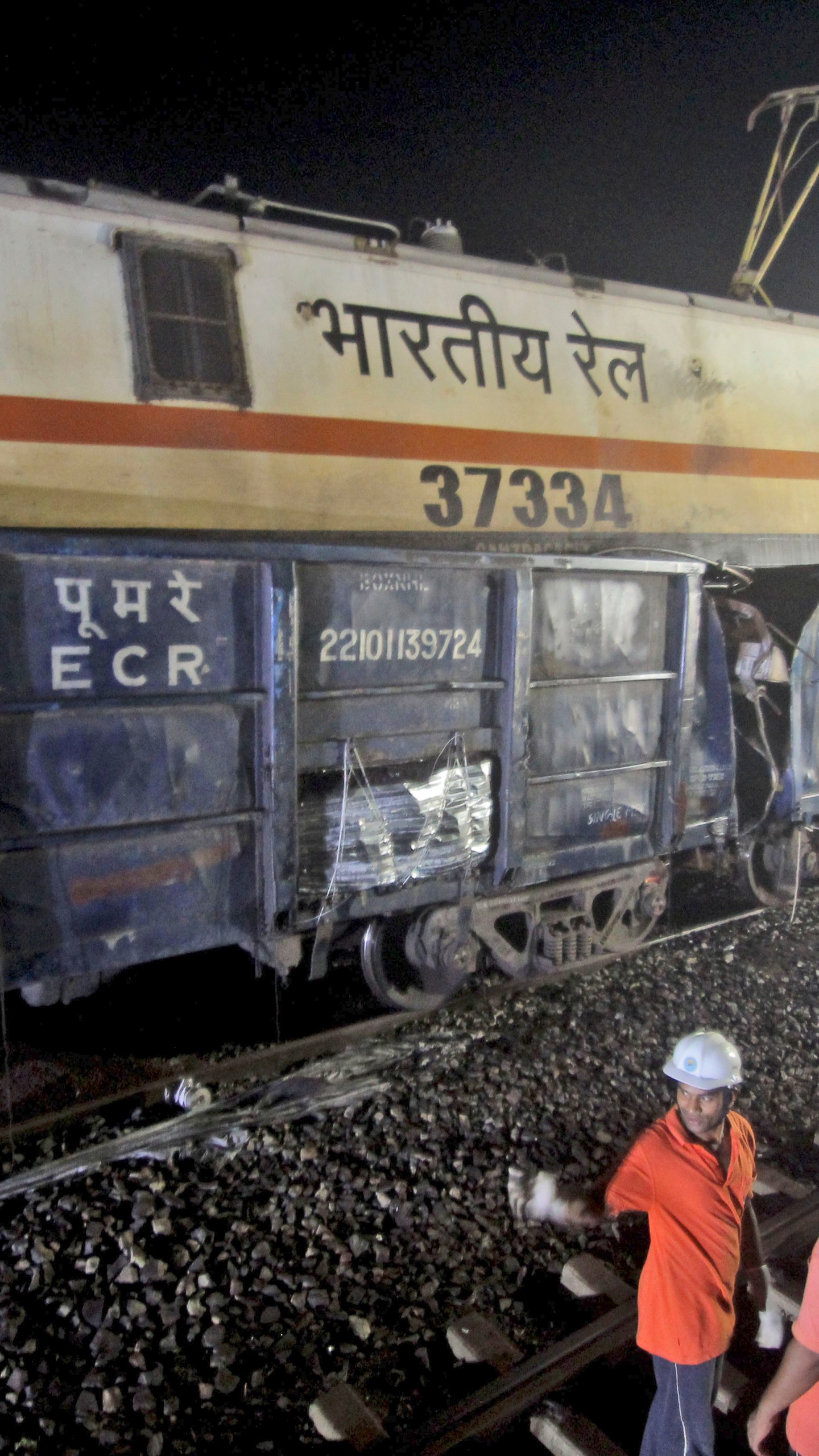 2023年6月3日，周六，救援人员在印度东部奥里萨邦巴拉索尔地区的客运列车事故现场工作。印度官员说，两列客运列车出轨，造成200多人死亡，数百人被困在十几节受损的火车车厢里。(美联社照片)